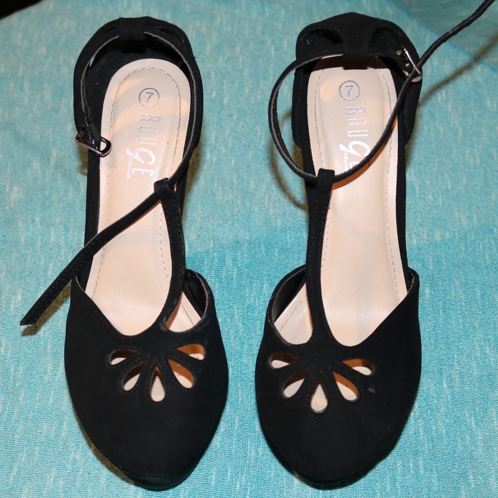 Cute black heels!